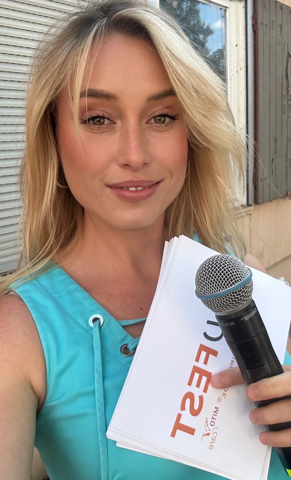 Valentina Ruckle alias Valentina Sophie, Wiesn-Playmate 2026 und Moderatorin aus München, mit Mikrofon